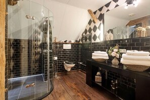 Kamar Keluarga (Smaragd) | Kamar mandi | Shower, perlengkapan kamar mandi ramah lingkungan,  dan pengering rambut