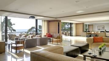 Lobby lounge, ocean views, open daily