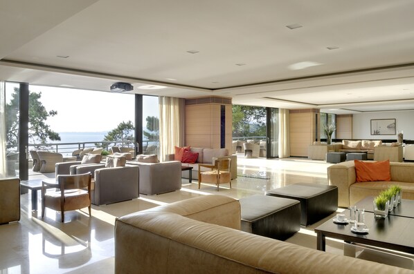 Lobby lounge, ocean views, open daily - White Rocks Hotel Kefalonia (Kefalonia)