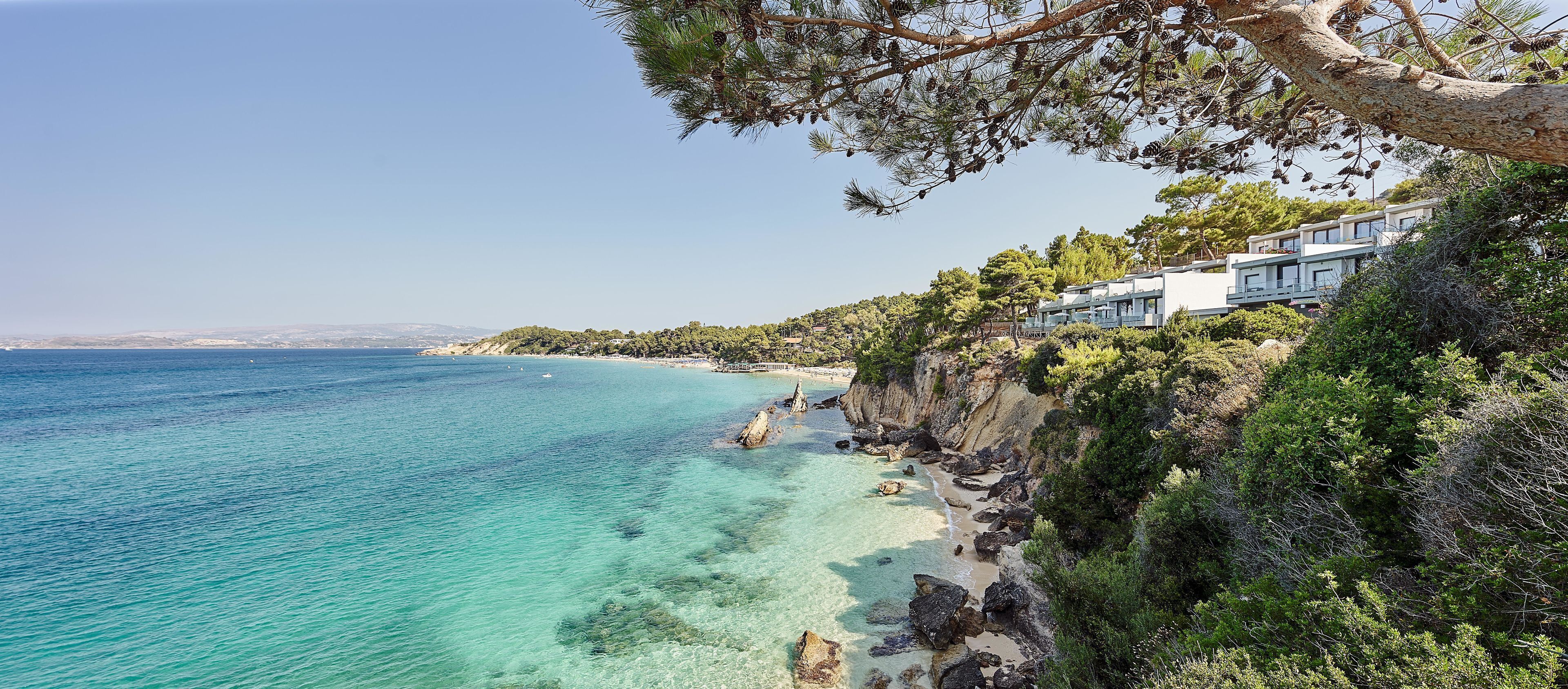 Nära stranden, solstolar, parasoller och strandbarer