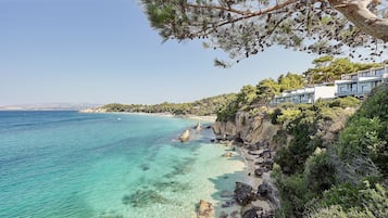 Nära stranden, solstolar, parasoller och strandbarer