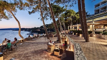 Lounge en el lobby, con vista al mar, abre todos los días