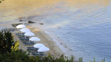 Plage privée, chaises longues, parasols, serviettes de plage