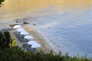 Playa privada, camastros, sombrillas y toallas de playa