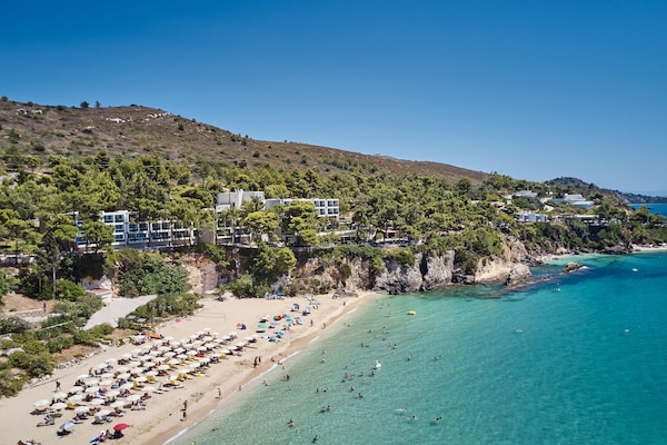 Private beach, sun-loungers, beach umbrellas, beach towels