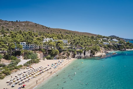 Beach nearby, sun-loungers, beach umbrellas, beach bar. White Rocks Hotel Kefalonia