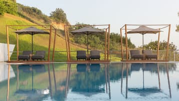 室外游泳池,開放時間為 9:00 至 19:00,提供遮陽小屋 (付費)和泳池遮陽傘