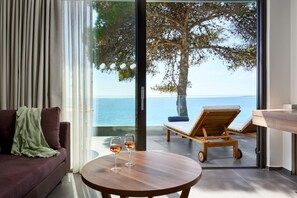 Junior Suite, Jetted Tub, Sea Facing (Seafront) | Living area