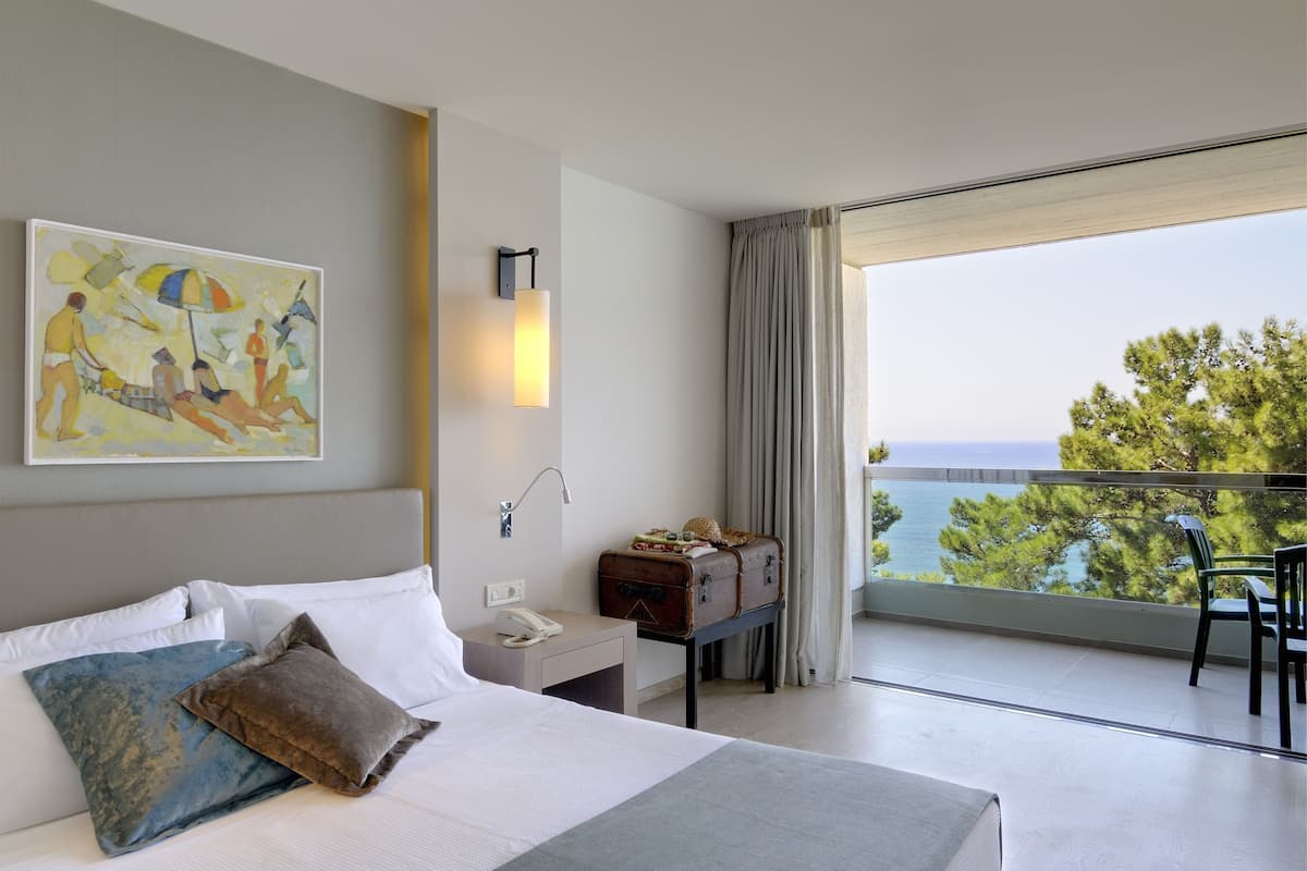 Minibar, két bảo mật tại phòng, bàn 