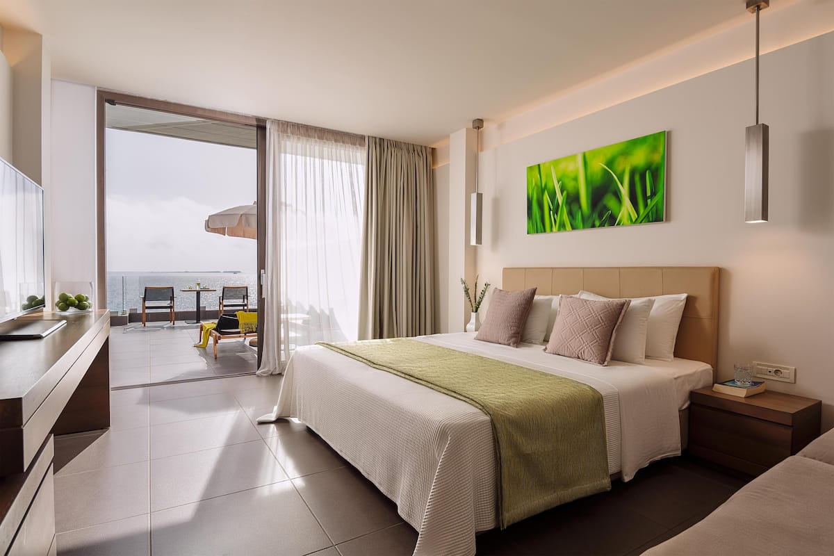 Bungalow, frente al mar (Seafront) | Minibar, caja de seguridad en la habitación y escritorio