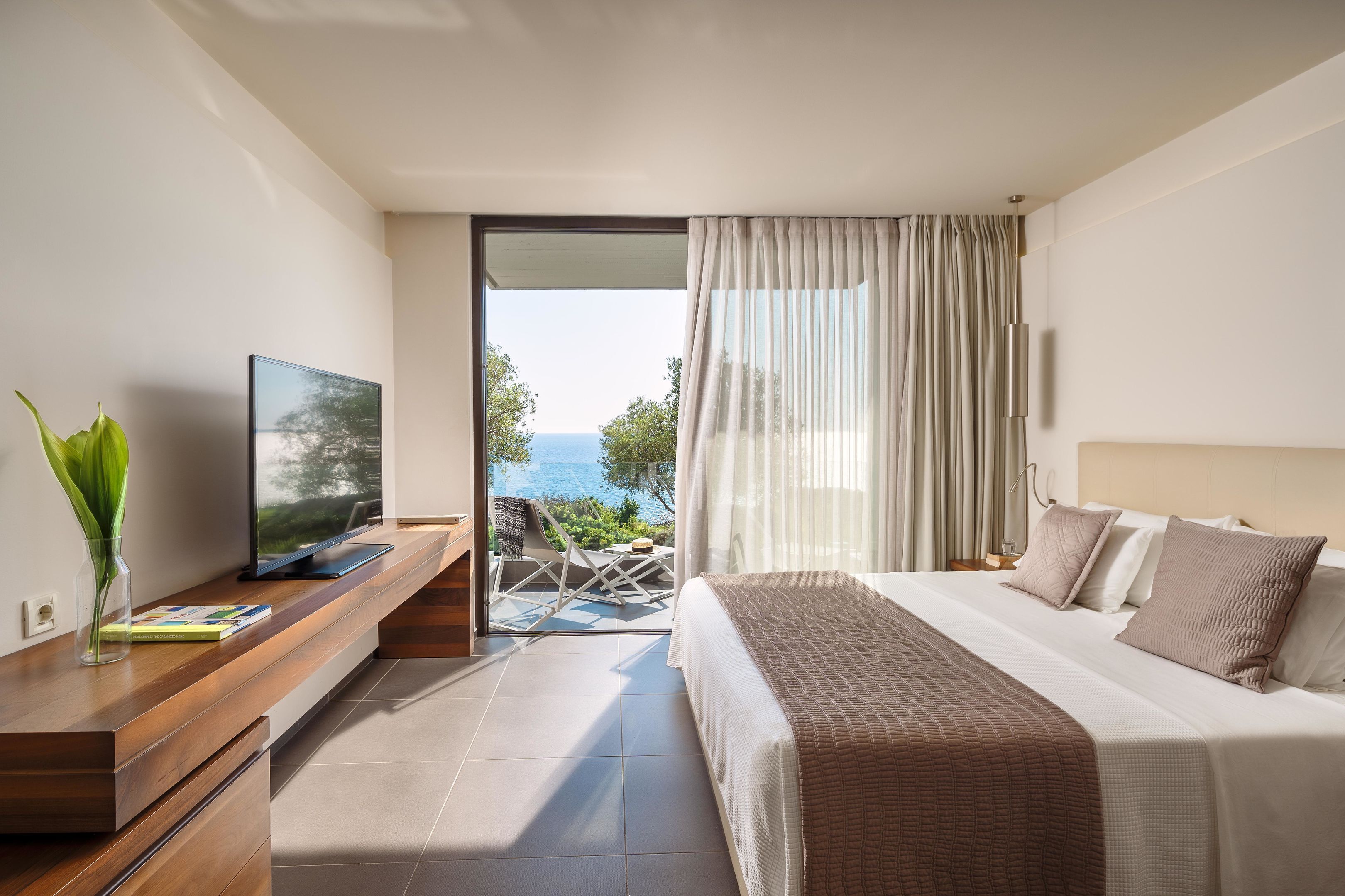 Bungalow, Sea View | Minibar, in-room safe, desk, laptop workspace