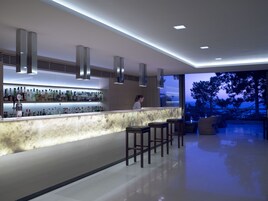 Lounge dans le hall, vue sur la mer, ouvert tous les jours