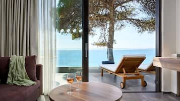 Suite junior, hidromasaje, frente al mar (Seafront) | 1 habitación, minibar, caja de seguridad en la habitación y escritorio