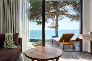 Junior Suite, Jetted Tub, Sea Facing (Seafront) | 1 bedroom, minibar, in-room safe, desk