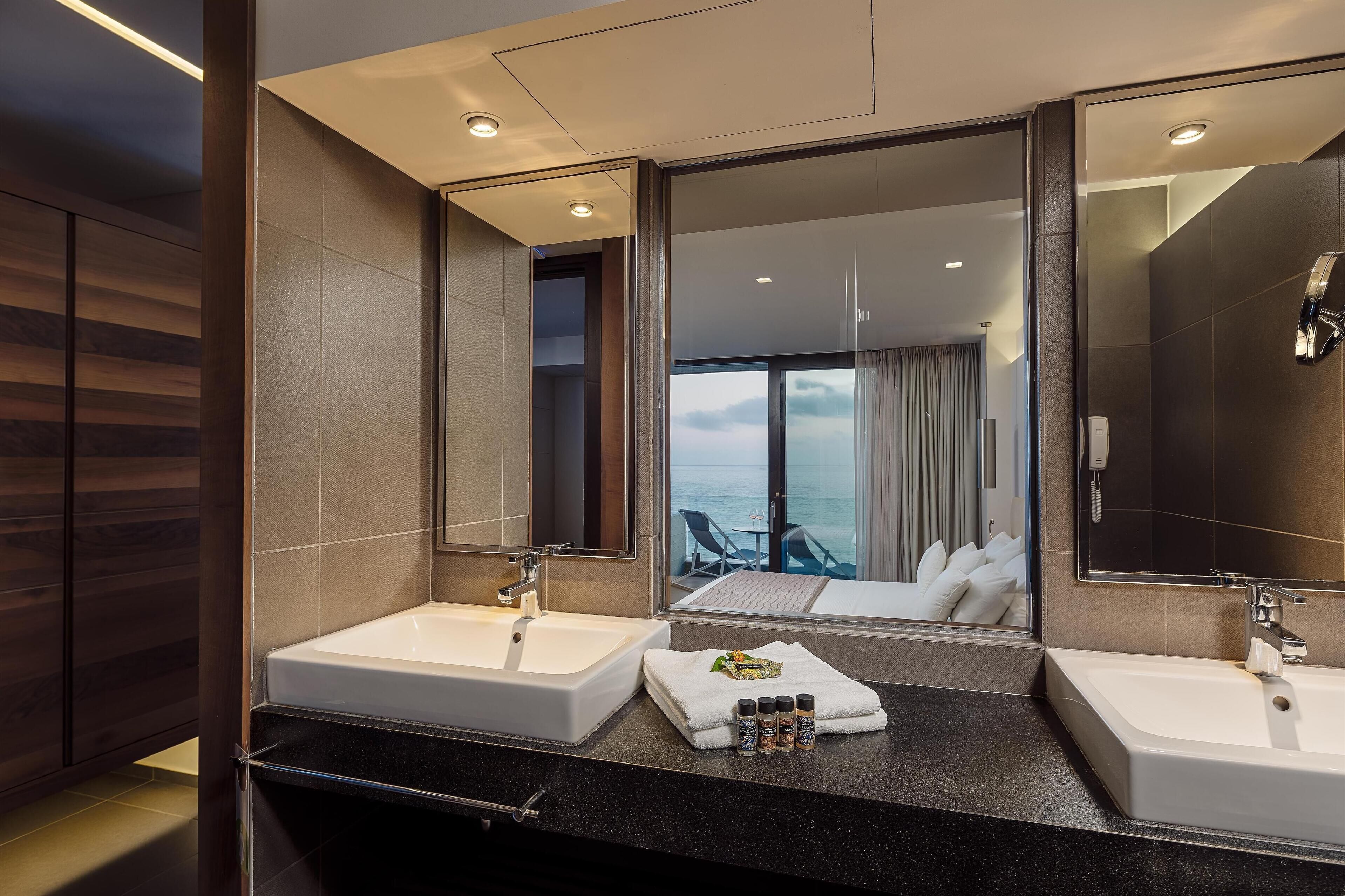 bungalow, sea facing (seafront) | bathroom | free toiletries, hair dryer, towels