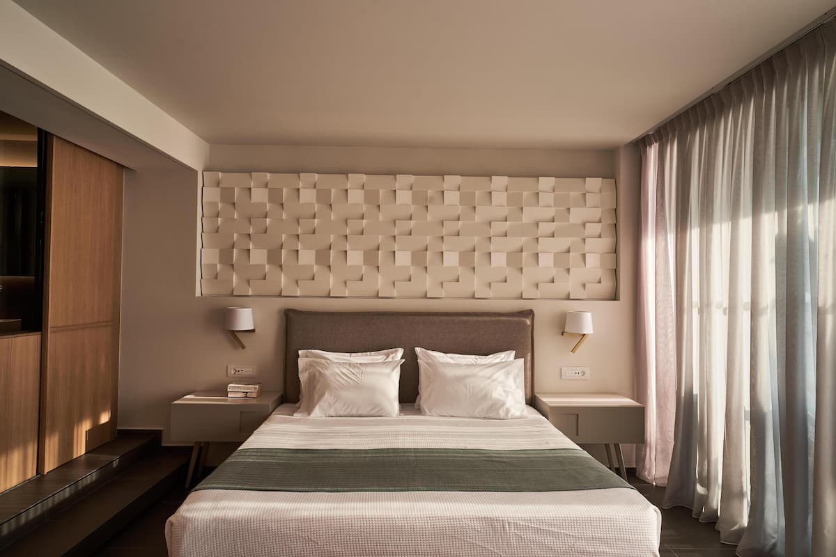 Minibar, caja de seguridad en la habitación y escritorio