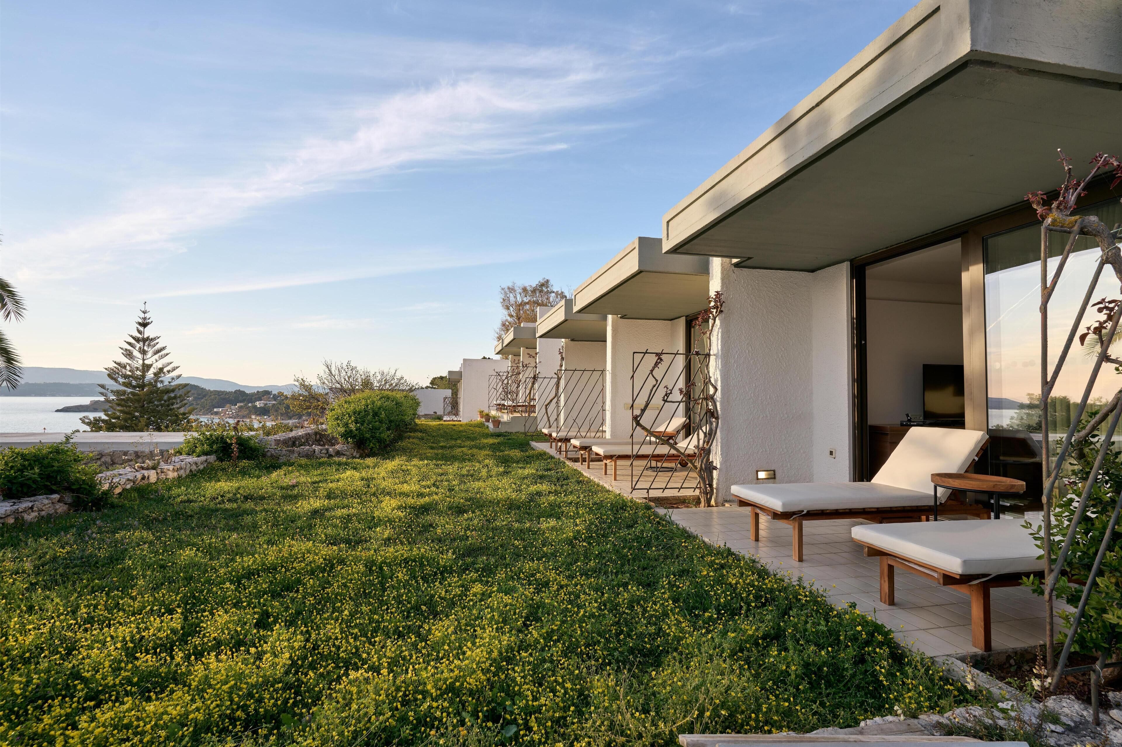 Bungalow, Sea View | Minibar, in-room safe, desk, laptop workspace