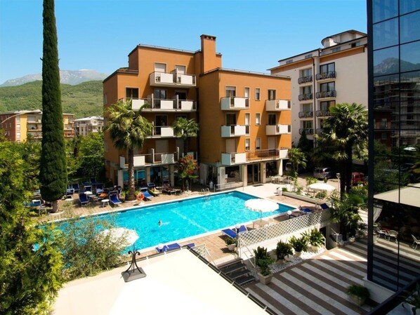 Piscine extérieure (ouverte en saison), parasols de plage
