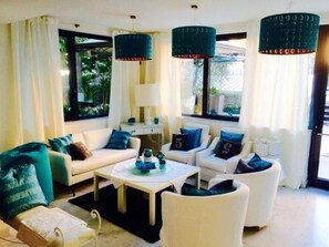 Coin salon dans le hall