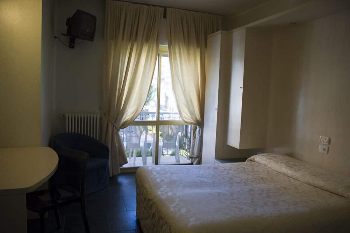 Een kluis op de kamer, een bureau, beddengoed