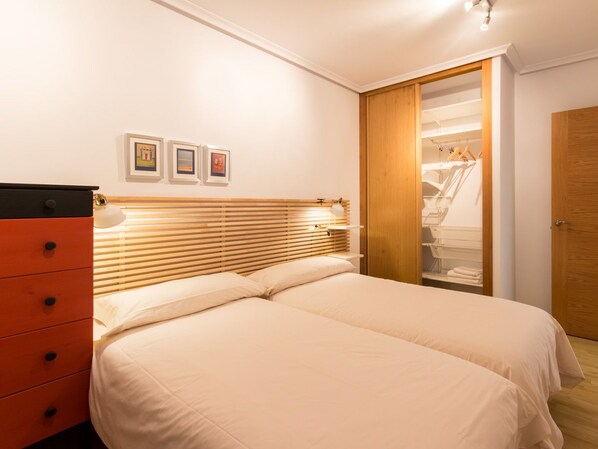 Standard Apartment, 2 Bedrooms, Kitchen, Mountain View