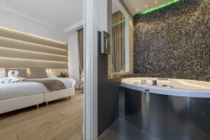 Classic Suite | Bathroom | Free toiletries, hair dryer, bathrobes, slippers