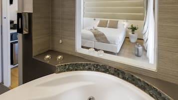 Suite Klasik | Kamar mandi | Perlengkapan mandi gratis, pengering rambut, jubah mandi, dan sandal