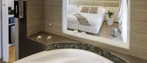 Klassieke suite | Badkamer | Gratis toiletartikelen, een haardroger, badjassen, pantoffels