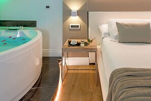 Ropa de cama de alta calidad, colchones con efecto memoria y minibar 
