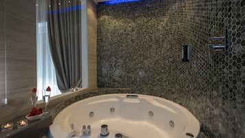 Suite Classic | Bagno | Set di cortesia gratuito, asciugacapelli, accappatoio, pantofole