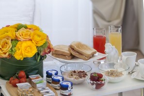 Dagelijks uitgebreid ontbijt (EUR 13 per persoon)