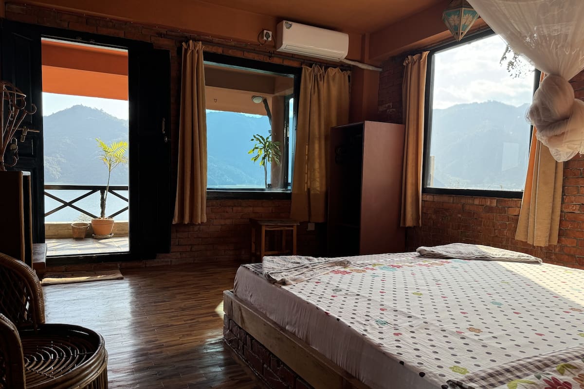 Deluxe Room With Private Balcony, Lake View Breakfast Included | Literie de qualité supérieure, coffres-forts dans les chambres, bureau