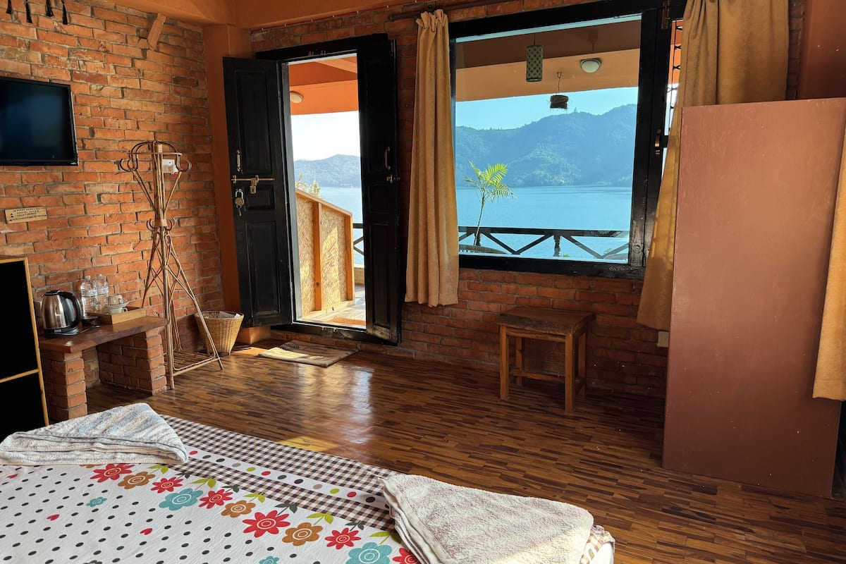 deluxe room with private balcony, lake view breakfast included | 1 bedroom, premium bedding, in-room safe, desk