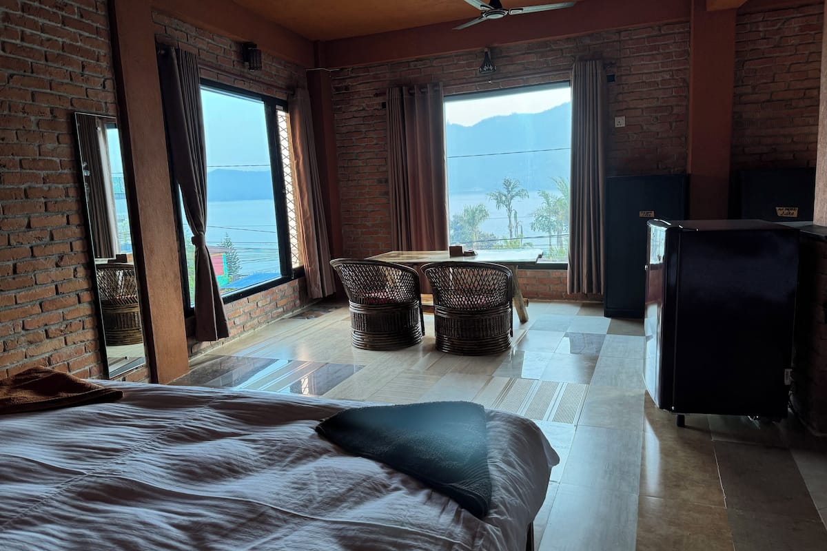 Peaceful Deluxe Apartment with Lake View & Kitchen | Literie de qualité supérieure, coffres-forts dans les chambres, bureau
