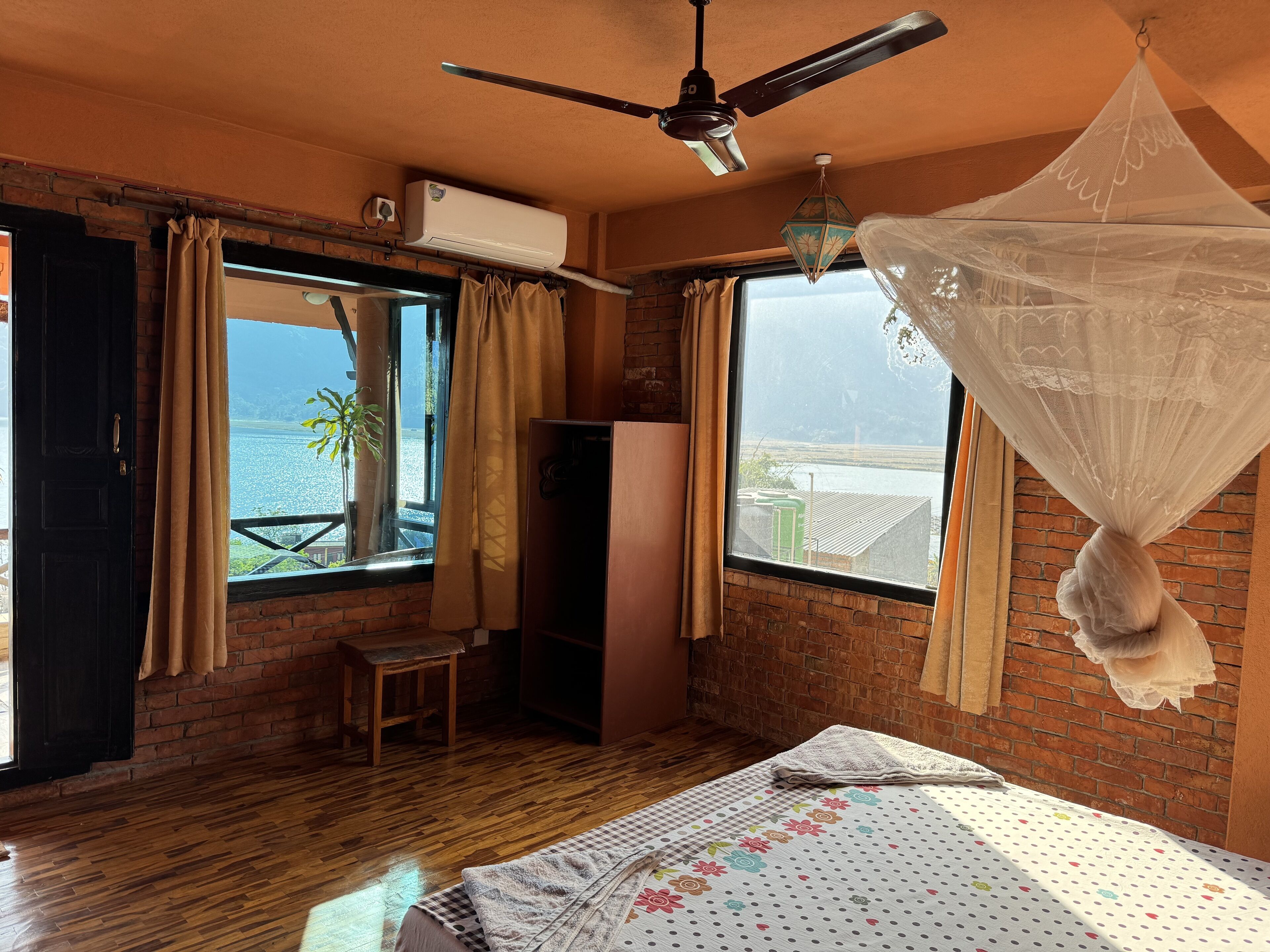 deluxe room with private balcony, lake view breakfast included | 1 bedroom, premium bedding, in-room safe, desk