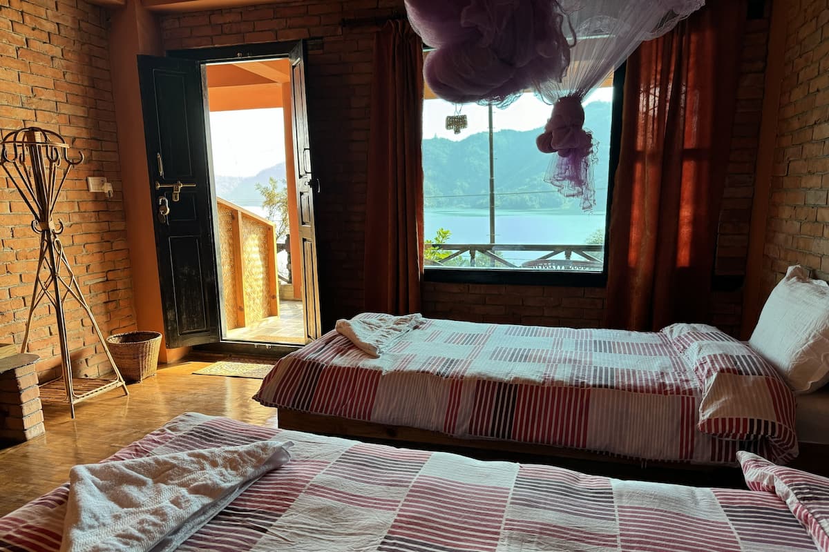 Twin Room With Private Balcony Breakfast Included | Literie de qualité supérieure, coffres-forts dans les chambres, bureau