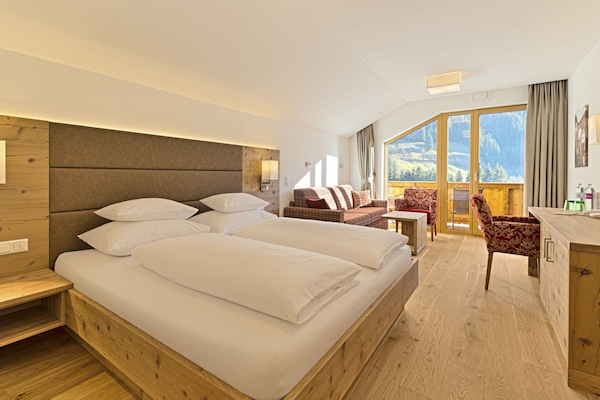 Superior Double Room, Non Smoking, Mountain View | Peralatan tempat tidur premium, bar mini, peti besi dalam bilik, meja