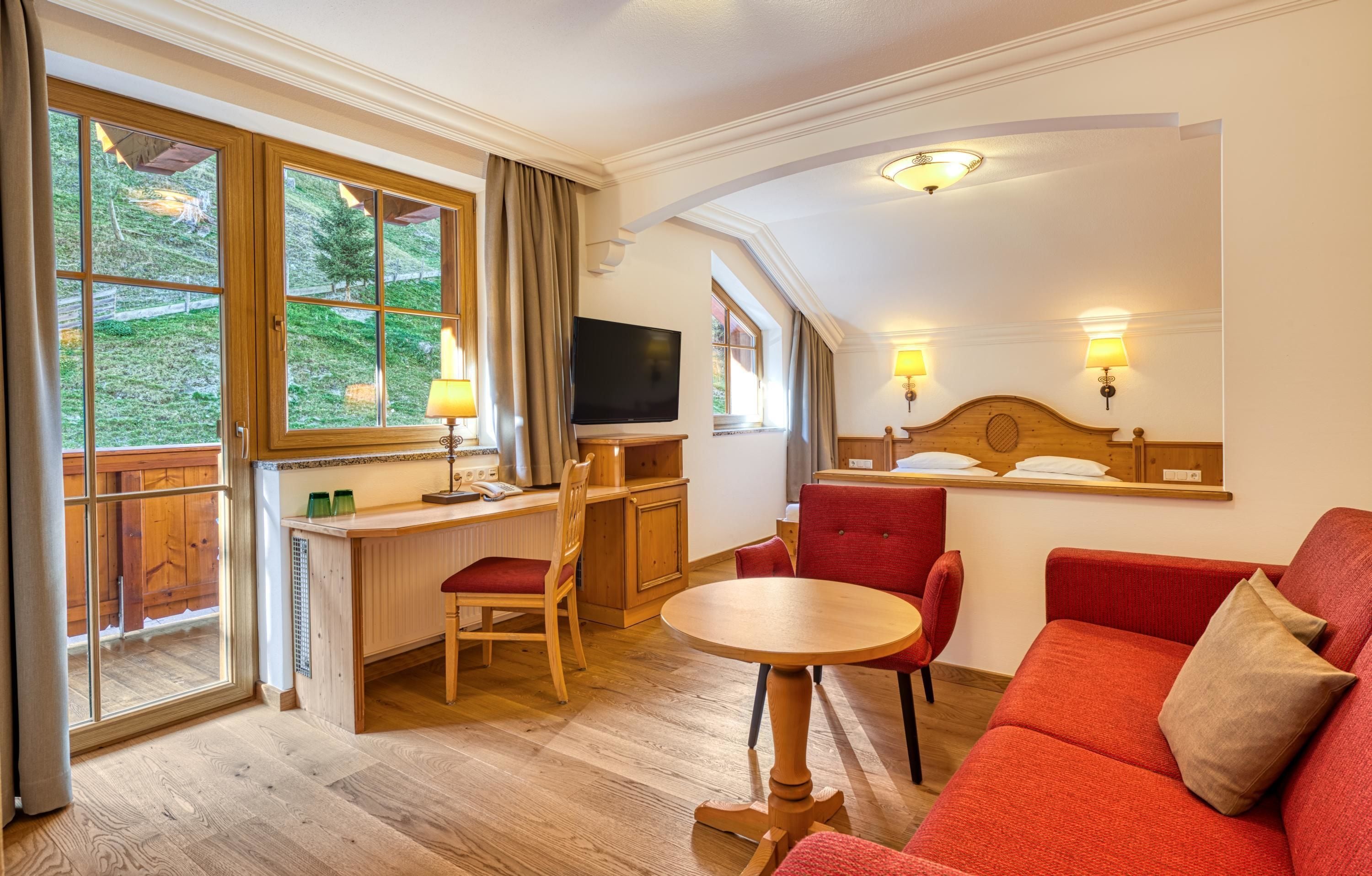 family room, non smoking | 1 bedroom, premium bedding, minibar, in-room safe