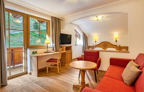 Phòng dành cho gia đình, không hút thuốc | Bộ đồ giường cao cấp, minibar, két bảo mật tại phòng, bàn 