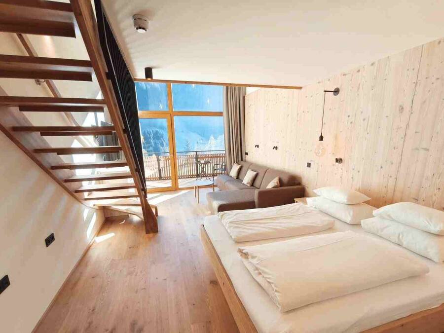 Familiekamer | Luxe beddengoed, een minibar, een kluis op de kamer, een bureau