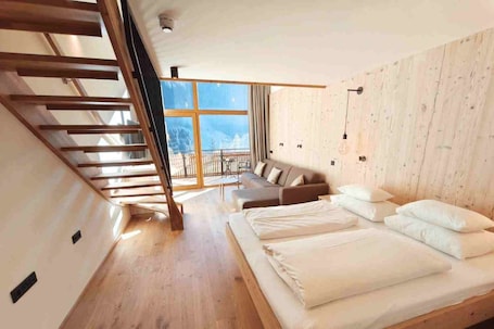 Quarto família | Roupas de cama premium, frigobar, cofres nos quartos, escrivaninha. Hotel Kristall