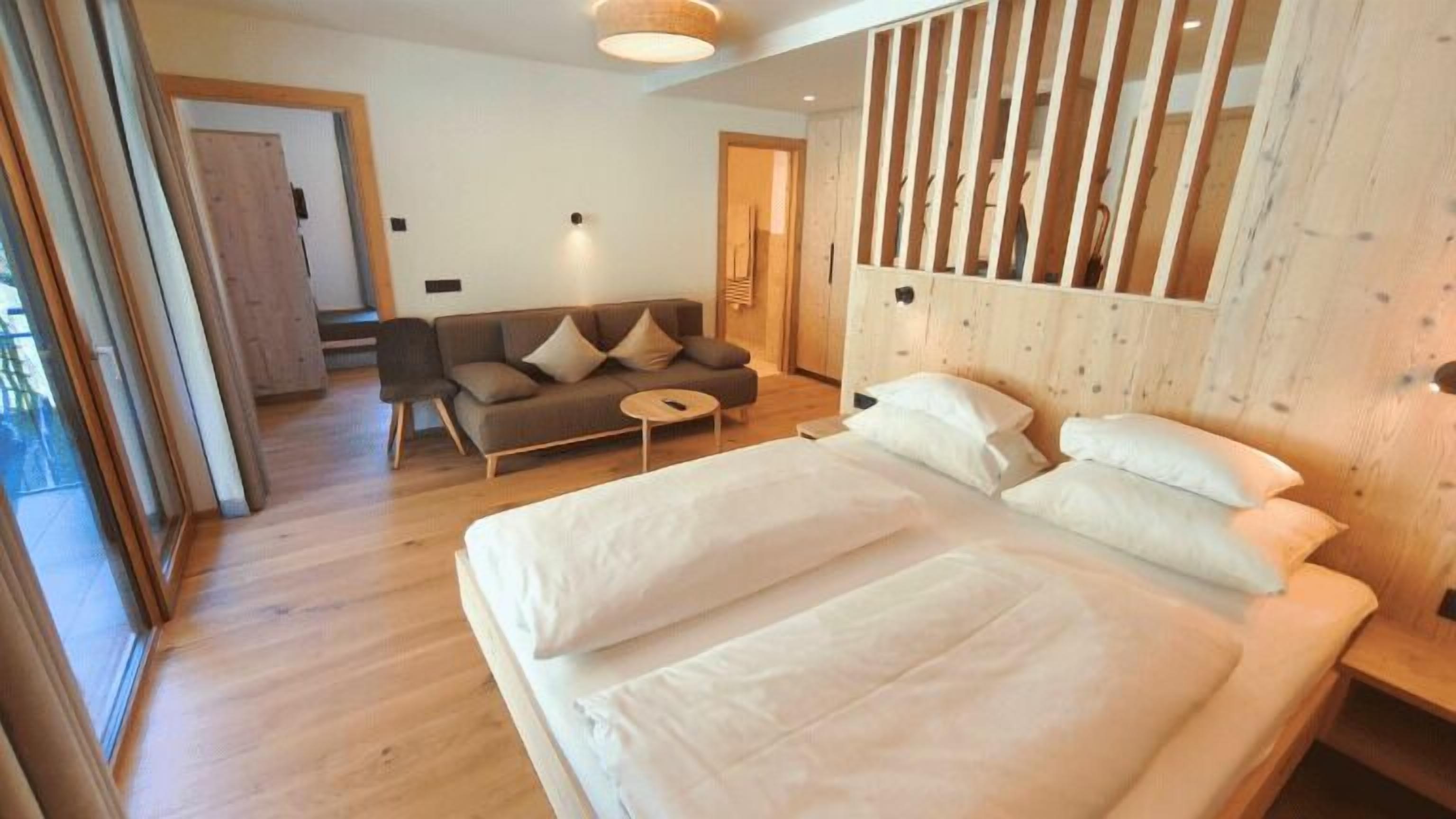 Familierom | Sengetøy av topp kvalitet, minibar, safe på rommet og skrivebord