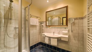 Suihku, ilmaiset hygieniatuotteet, hiustenkuivaaja, kylpytakit