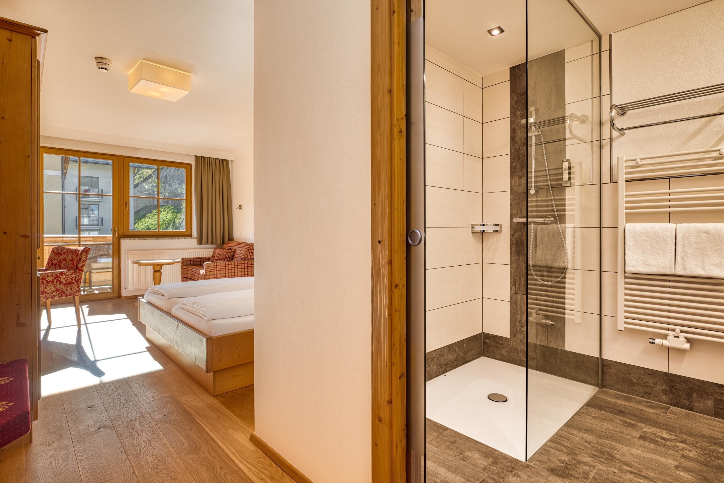 family room, non smoking | 1 bedroom, premium bedding, minibar, in-room safe