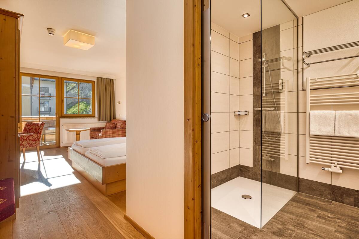 family room, non smoking | 1 bedroom, premium bedding, minibar, in-room safe