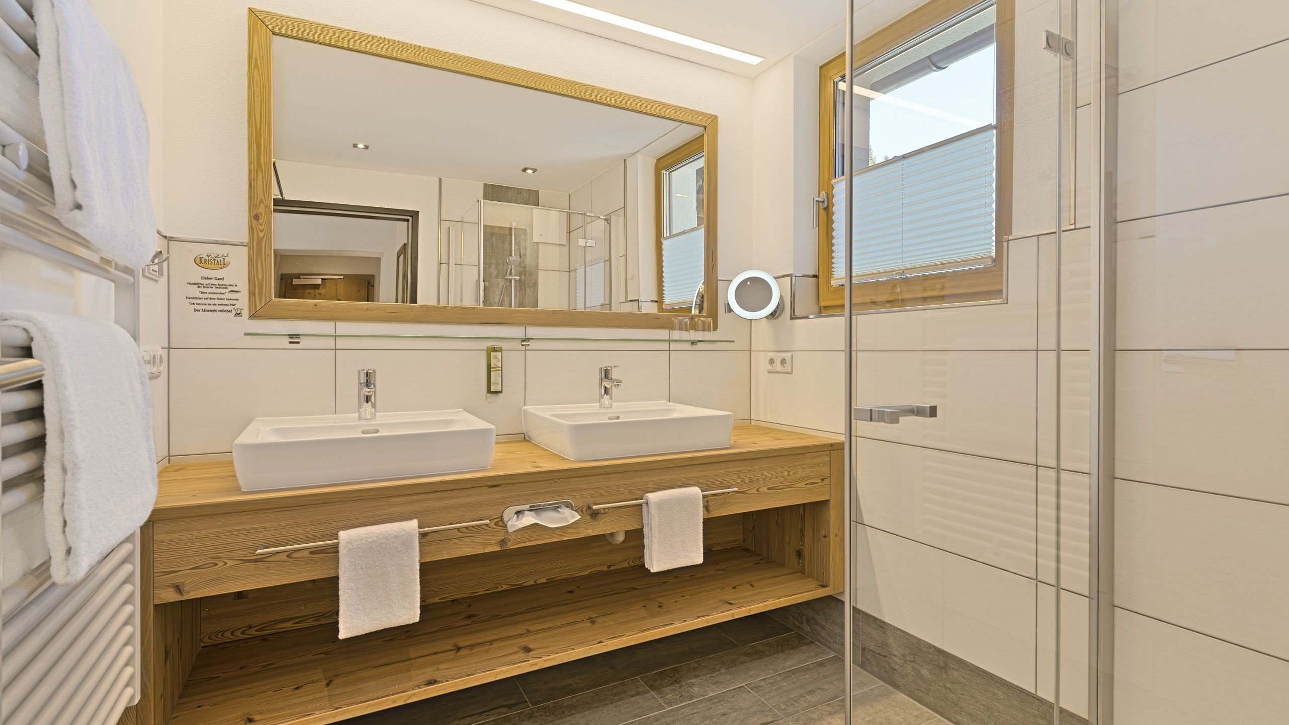 Familiekamer, 2 slaapkamers, niet-roken | Badkamer | Een douche, gratis toiletartikelen, een haardroger, badjassen