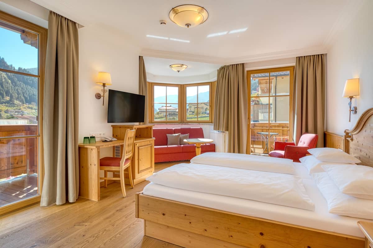 Familiekamer (Kritall Erker) | Luxe beddengoed, een minibar, een kluis op de kamer, een bureau