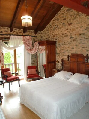 办公桌、遮光窗帘、免费 WiFi、床单