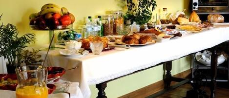 Un bufé de desayuno con diversas opciones de comida y bebidas.