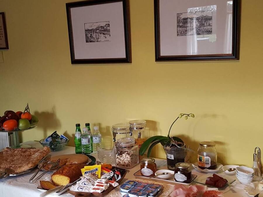 Taula de buffet amb diversos aliments, com fruita, formatges i condiments.